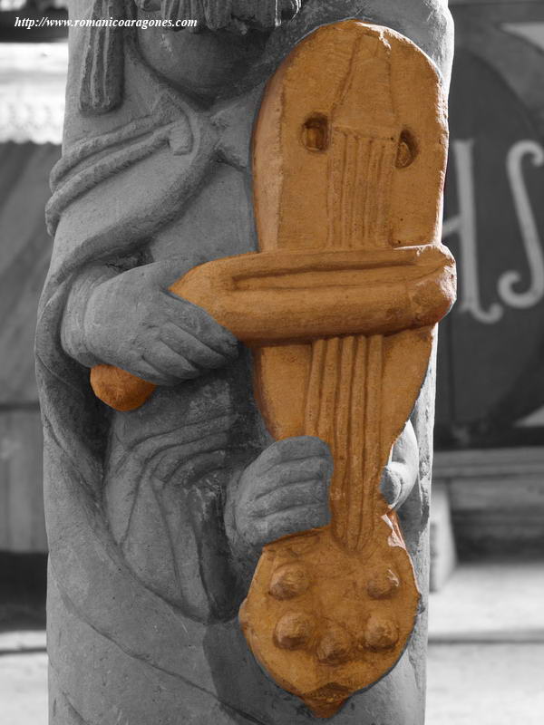 DETALLE DE LA COLUMNA-ESTATUA: VIHUELA